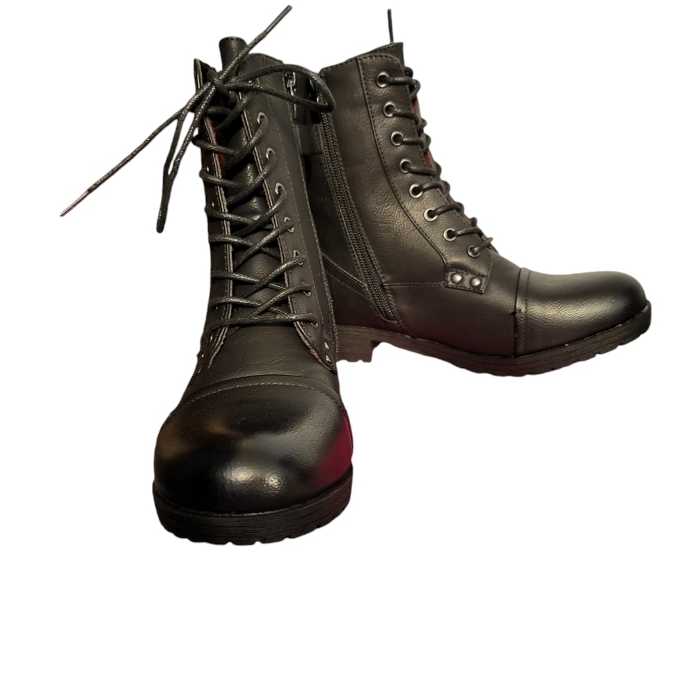 NEW WITH BOX ID REQUIRED Black boots 7.5 Breakout